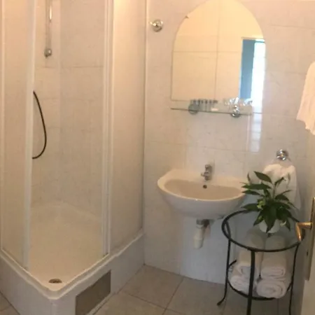 Bed & Breakfast Travellers House *
